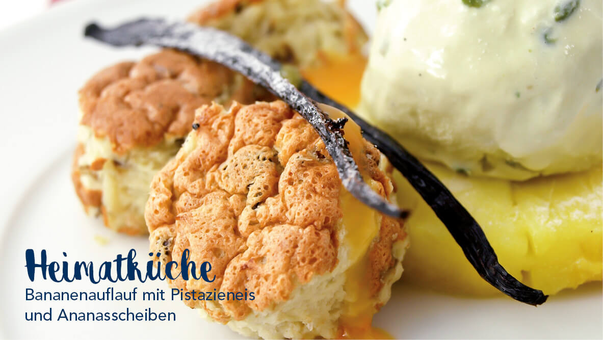 Heimatküche – Bananenauflauf auf Ananasscheiben mit Pistazieneis