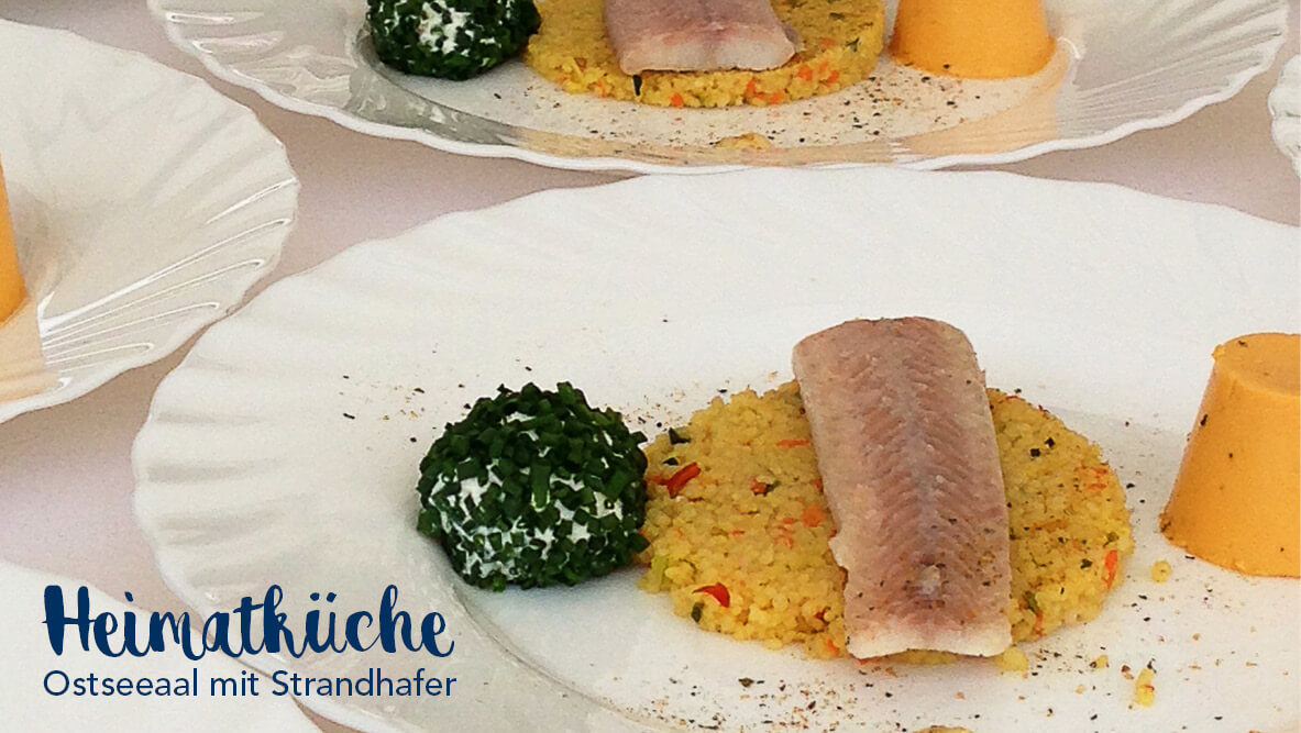 Heimatküche – Geräucherter Ostseeaal an scharfem Strandhafer & Sanddorn-Pannacotta