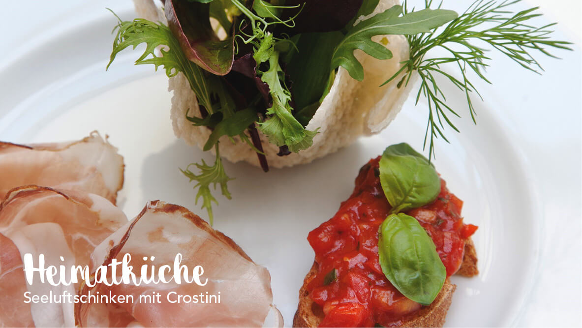 Heimatküche – Blüten und Wiesenkräuter an Bio-Seeluftschinken, Rote Beete mit Meerrettich und einem Tomaten-Crostini